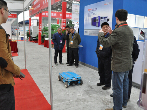 CAISHEN.COM(中国)有限公司参加2015中国西部国际装备制造业博览会-技术人员向观众讲解产品-2.jpg
